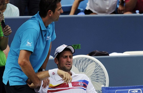 MASÁ. Srbský tenista Novak Djokovi si nechává oetit bolavé rameno ve finále