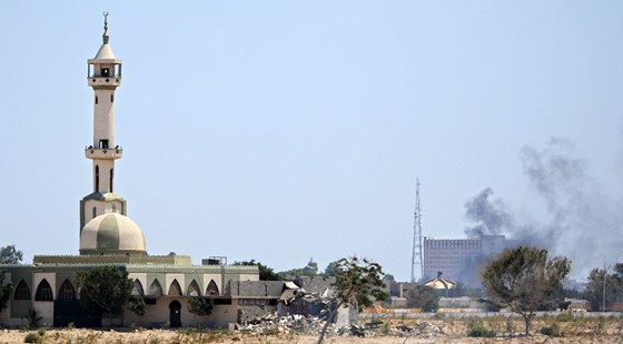Nad Kaddáfího rezidencí Bab al-Azízija v Tripolisu se vznáí kou (23. srpna 2011)