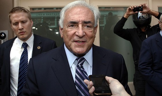 Strauss-Kahn odchází zvesela od newyorského soudu, který stáhl jeho obalobu. (23. srpna 2011)