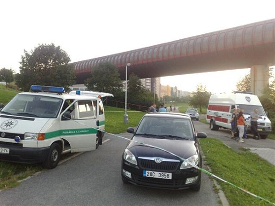 Policie poblíž stanice metra Hůrka, kde došlo k napadení dvojice dětí mužem se