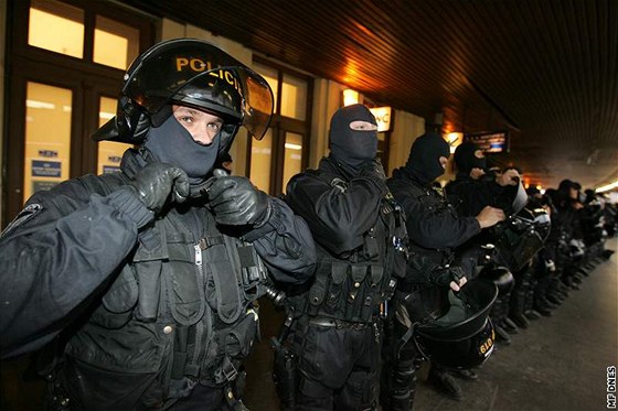 Polským policistm pomáhají pi zásahu i etí kolegové.