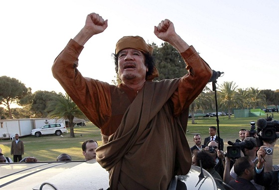Muammar Kaddáfí ped základnou Báb al-Azizíja v Tripolisu na snímku z dubna