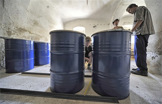 Zatím jsou to pouze obyejné dvousetlitrové sudy. Pod rukama Patricka de