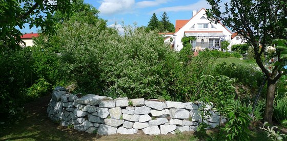 Suchá zídka z lomového kamene v ukázkové pírodní zahrad manel Kováových v