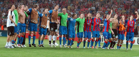 DOKÁZALI JSME TO Plzetí fotbalisté kepí ped zaplnným stadionem v Edenu a