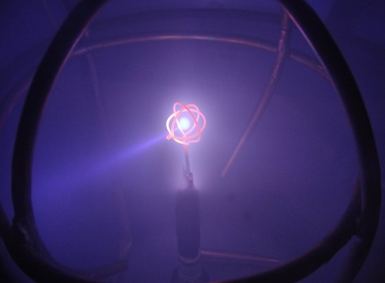 Nechtl by to mít v garái kadý? Takhle kouzeln vypadá provoz fuzoru, vyrobeného stedokolákem Williamem Jackem. Na snímku je pohled na míku jeho fuzoru, ve kterém dochází ke sluování jader.