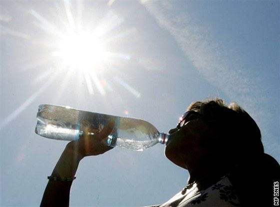 Podle breatharián nemusí lidé jíst, staí pít a pijímat energii slunce.