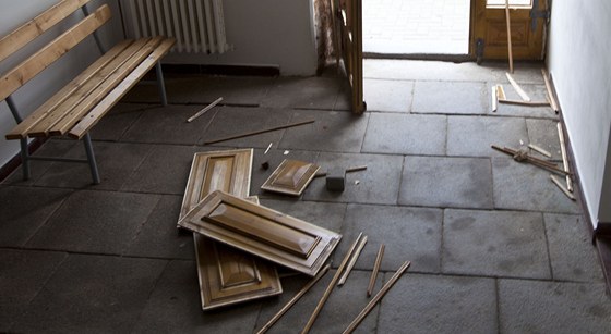 Rozbité vstupní dvee domu v Rumburku, kam se mladíci schovali ped skupinou