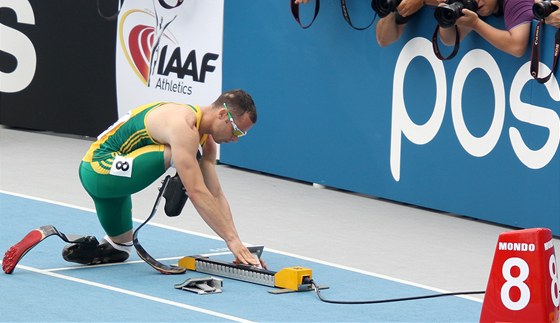 HRDINA. Handicapovaný bec Oscar Pistorius boí bariéry mezi zdravými a tlesn postienými sportovci.