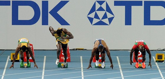BOLTOVA ZLÁ CHVÍLE. Jamajský rychlík Usain Bolt vyráží z bloků předčasně.