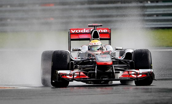 Lewis Hamilton z McLarenu na mokré trati v belgickém Spa. 