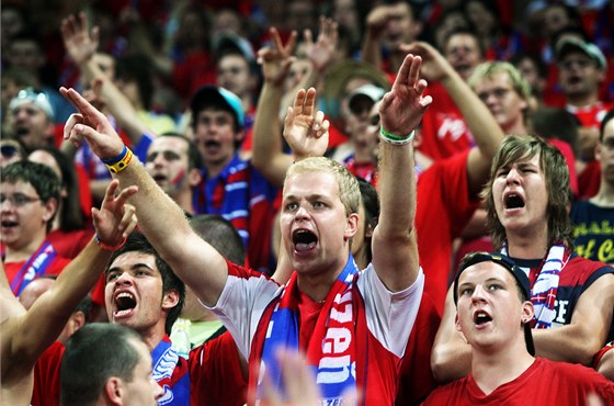 VÝTENÁ ATMOSFÉRA. Fanouci Plzn vytvoili na stadionu v Edenu bájenou