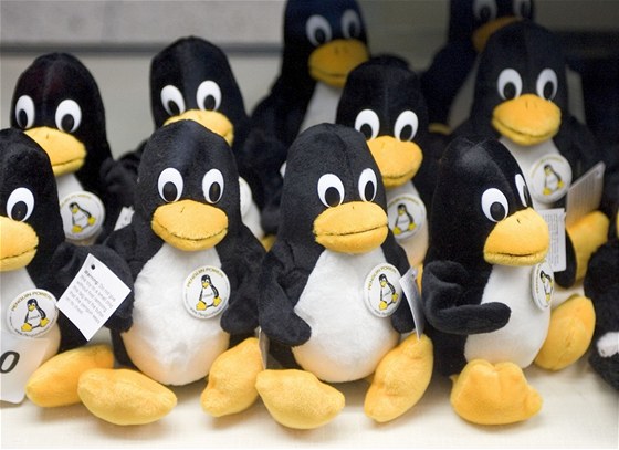 Tučňáci symbolizují Linux. A pro Microsoft byl Linux v minulosti symbolem