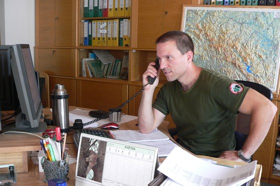Stínosti s lidmi na speciální telefonní lince eil odborník správy parku na ochranu lesa Petr Kahuda.
