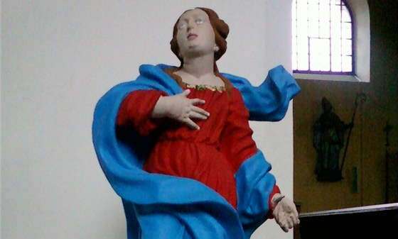 Soška Panny Marie, kterou někdo ukradl z fary v Šumvaldu
