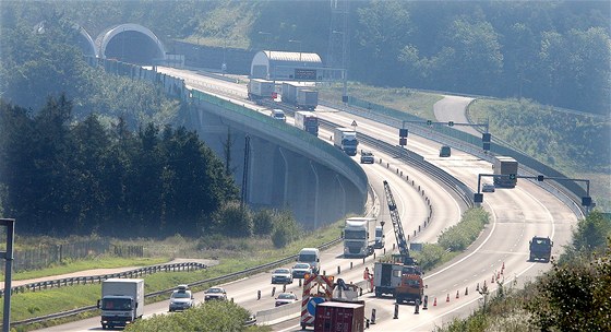 Provoz na dálnici D5 na obchvatu Plzn ped tunelem Valík byl po kvtnové