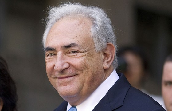 Dominique Strauss-Kahn odjídí od slyení u newyorského soudu. (1. ervence