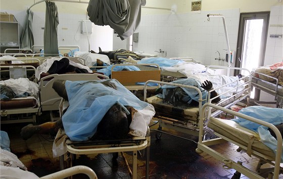 Mrtví v nemocnici v tripolské tvrti Abú Sálim (26. srpna 2011)