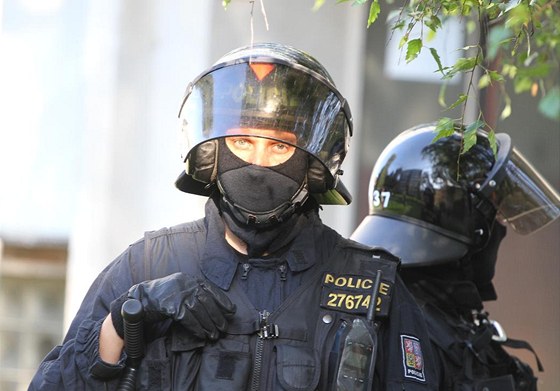 Policejní posily z poádkových jednotek z Prahy a Brna ve luknovském výbku skoní k 1. dubnu.