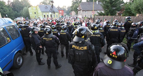 Policie koriguje pochod mstem Rumburkem na luknovsku.