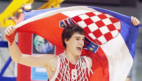 Mario Hezonja se raduje z titulu mistr Evropy do 16 let  pro Chorvatsko.