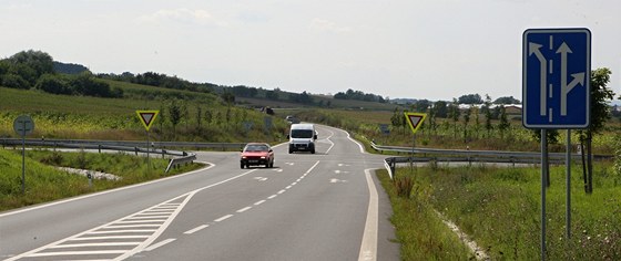 Na kiovatce u Bezmrova se protínají dálniní sjezd smrem na Kojetín a