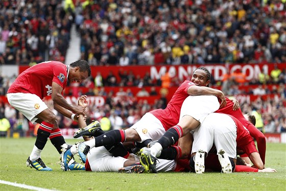 PONÍENÍ. Fotbalisté Manchesteru United oslavují jeden z osmi gól do sít
