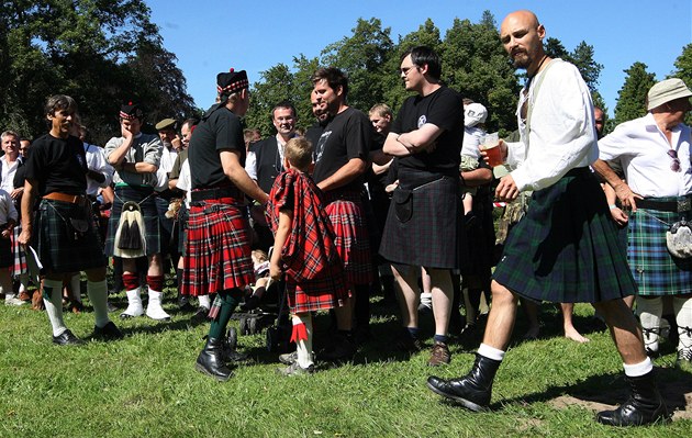 Na zámku v Sychrov se o víkendu konaly tradiní Skotské hry. K vidní byly