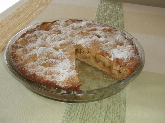 Jablkový kolá� se sko�icí, medem a vla�skými o�echy 