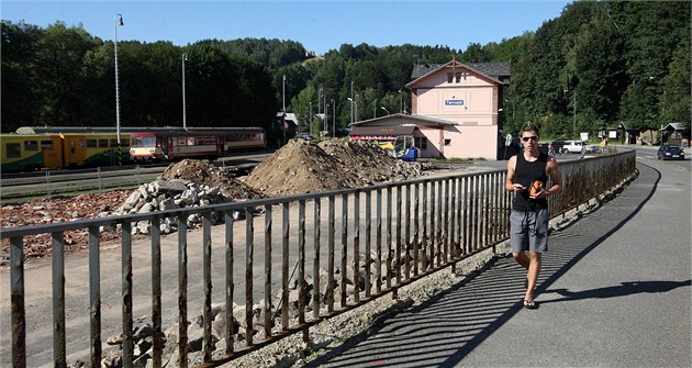 Na tomto míst� bude stát nový terminál. Lidé jej budou moci vyu�ívat od zá�í
