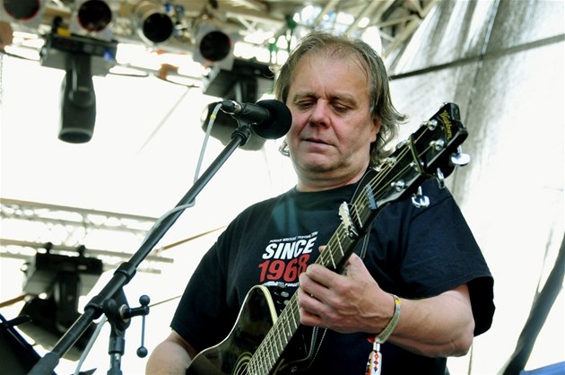 Třešňákova šťastná hodinka. Originální umělec slaví 75 a vydává nové album