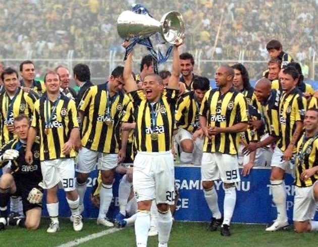 Na ja�e se fotbalisté Fenerbahce radovali z titulu, te� jim zbyly o�i pro