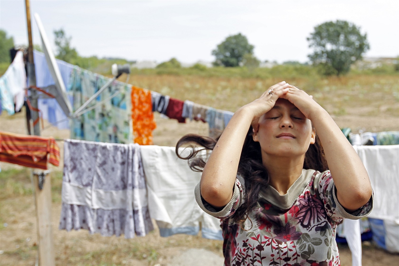 Romská dívka si upravuje vlasy v nelegálním tábo�e poblí� Nantes.