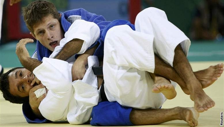 NA TATAMI VÍT�ZÍ. Sázky ale Pavlu Pet�ikovovi tolik nejdou.