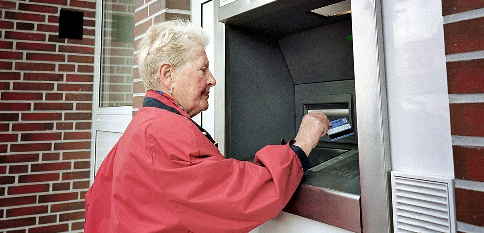 Antimonopolní ú�ad pozastavil sout� na výb�r banky, která by m�la zajistit projekt sociální karty, p�es kterou se mají vybírat n�které dávky.