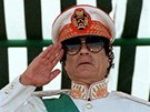 Záí 1999. Kaddáfí salutuje na vojenské pehlídce v Tripolisu. Libyjský vládce
