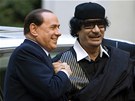 erven 2009. Kaddáfí a italský premiér Silvio Berlusconi pi setkání v ím.