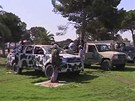 Libyjtí rebelové na dvorku Kaddáfího pevnosti Báb al-Azízíja (24. srpna 2011)