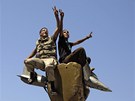 Rebelové trní na svérázném protiamerickém památníku v Kaddáfího pevnosti Báb...
