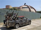 Povstalci v areálu Kaddáfího pevnosti Báb al-Azízíja (25. srpna 2011)