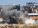 Exploze nedaleko vojenské základny Báb al-Azizíja (23. srpna 2011)