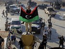 Povstalci se radují v dobytém komplexu Muammara Kaddáfího (23. srpna 2011)