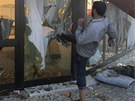 Libyjský povstalec rozbíjí sklo v jedné z budov Kaddáfího komplexu Báb...