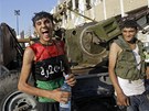 Libyjtí rebelové se radují u dobytého komplexu Báb al-Azízíja, který patil