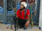 Povstalec odpoívá po bojích v libyjské metropoli (27. srpna 2011)