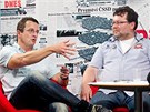 Spisovatel Michal Viewegh (vlevo) a noviná Jaroslav Kmenta pi rozhovoru s...