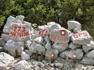 Turistické znaky v Chorvatsku obvykle nemalují na stromy, ale na kámen. Obas