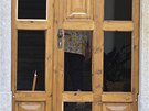Rozbité vstupní dvee domu v Rumburku, kam se mladíci schovali ped skupinou