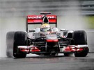 Lewis Hamilton z McLarenu na mokré trati v belgickém Spa. 