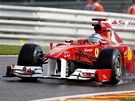 Fernando Alonso na Ferrari na mokré trati v belgickém Spa. 